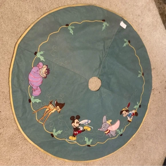 Vintage felt Disney character Christmas tree skirt - Picture 9 of 16